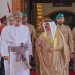 جلالةُ السُّلطان في مقدّمة مُستقبلي ملك مملكة البحريـن