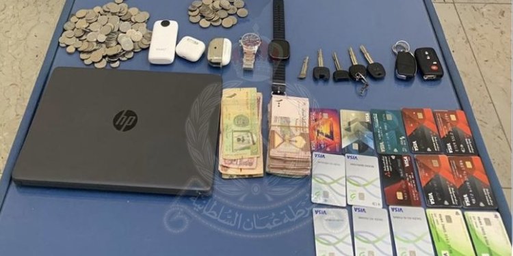 القبض على متهمٍ بسرقة مبالغ مالية وأجهزة إلكترونية من عدة مركبات بجعلان بني بوعلي