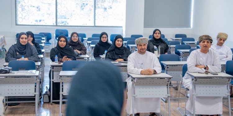 دراسة أكاديمية تسلّط الضوء على مرتكزات نهج السلطان قابوس في قيادة التغيير بسلطنة عُمان