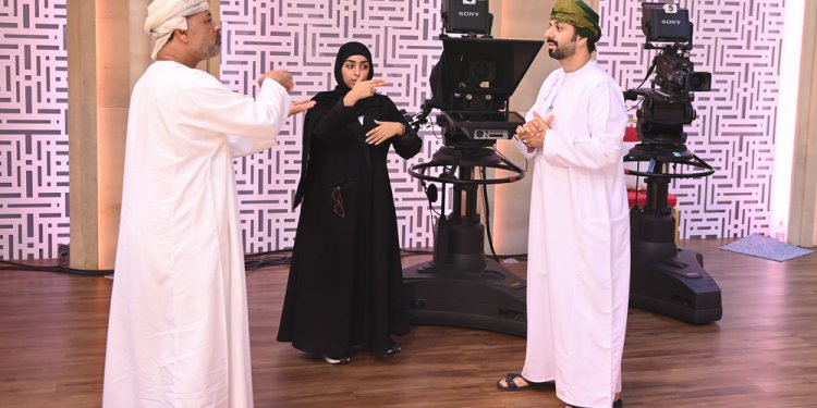 سلطنة عُمان تحتفي باليوم العالمي للغة الإشارة وتؤكد التزامها بتمكين ذوي الإعاقة السمعية