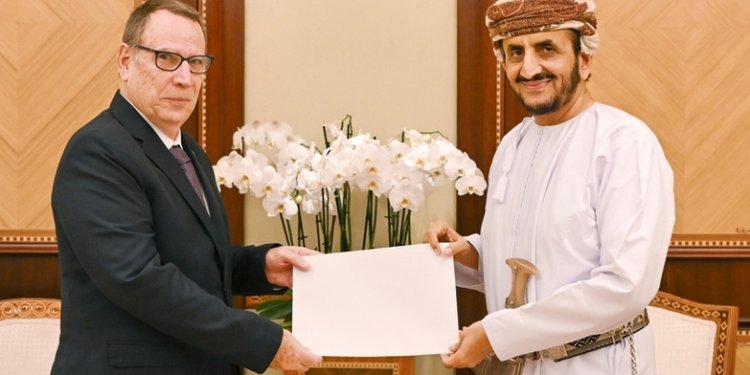 الحارثي يتسلّم نسخة من أوراق اعتماد السفير الكوبي