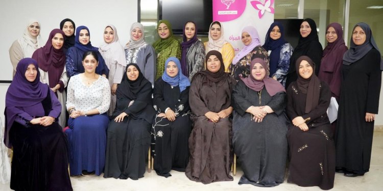 “جمعية المرأة العُمانية” بمسقط تنظم ورشة حول الصناعات التحويلية لمنتجات التمر