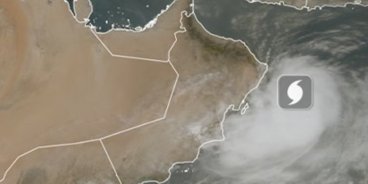 الأرصاد الجوية: “شاكتي” يبدأ بالضعف والانحراف إلى وسط بحر العرب ابتداءً من الليلة
