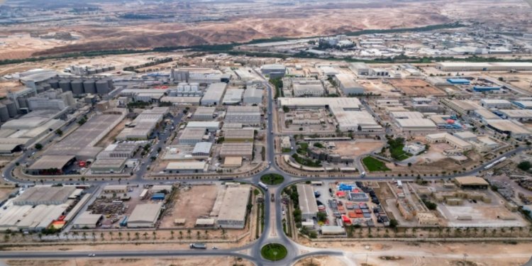 محافظة ظفار تسجل نموًا متسارعًا في الأنشطة التجارية والصناعية والاستثمارية خلال النصف الأول من 2025