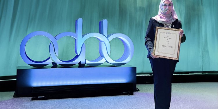 إنجاز عُماني جديد .. الدكتورة أروى الريامية تحصد أرفع جوائز الطب الحيوي عالميًا