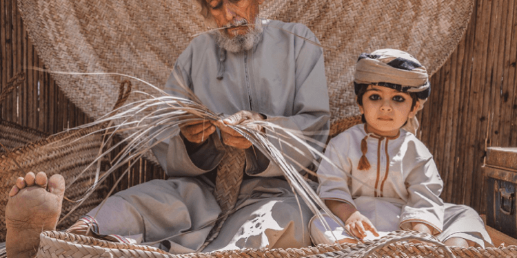 بين ذاكرة الزمن والحاضر: حياة كبار السن العُمانيين كما يروونها