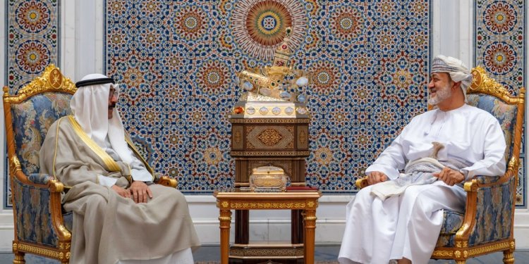 جلالةُ السُّلطان وأميرُ الكويت يستعرضان فرص تعزيز مجالات الشّراكة والاستثمار