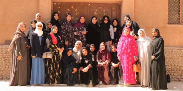 جمعيتا المرأة العُمانية بمسقط ووادي المعاول تنفذان برنامجًا بيئيًا في حجرة الشيخ
