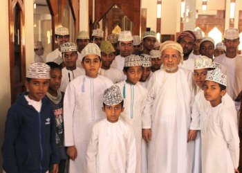 عُمان تودّع «رجل العطاء».. من هو سهيل بهوان الذي بكى الناس رحيله؟