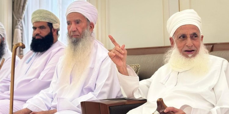 من محراب القرآن إلى تكريم السلطان: الشيخ حمود الصوافي.. بصيرةٌ لا تُطفأ أنارت طريق الأجيال