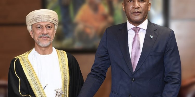 سلطنة عمان وجمهورية بوتسوانا تضعان اللبنة الأولى لشراكة استثمارية بالتوقيع على أربع اتفاقيات