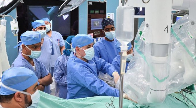 إنجاز طبي غير مسبوق.. نجاح إجراء أول عملية جراحية باستخدام الرّوبوت في سلطنة عُمان