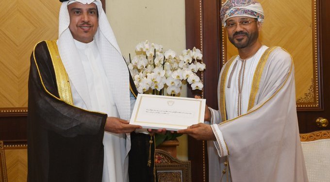 جلالةُ السُّلطان يتلقّى رسالةً خطيّةً من ملك البحرين