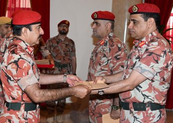 قائد الجيش السلطاني العماني يسلم شهادات الثناء لعدد من منتسبي الجيش السلطاني العماني