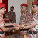 قائد الجيش السلطاني العماني يسلم شهادات الثناء لعدد من منتسبي الجيش السلطاني العماني