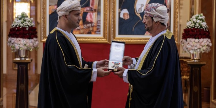 جلالة السُّلطان يمنح وسام الإشادة السلطانية لعدد من أصحاب الفضيلة والسعادة