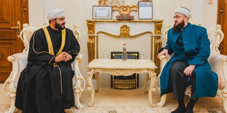 “المعمري” يلتقي مفتي تتارستان لبحث آفاق التعاون الديني والإنساني