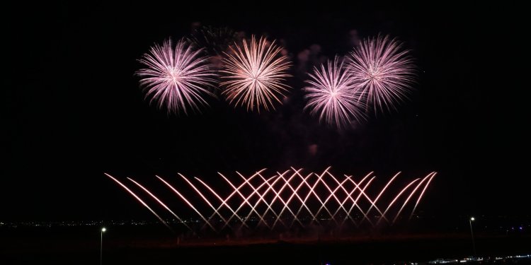 عروض الألعاب النارية تزيّن: سد الخوض وشاطئ القرم وسهل أتين وخصب .. إليكم التفاصيل