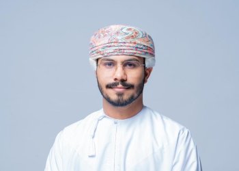 من جامعة السلطان قابوس إلى العالم: وهب يروي لـ “الصحوة” مسيرة الضوء والإبداع إلى منصة الفياب