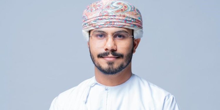 من جامعة السلطان قابوس إلى العالم: وهب يروي لـ “الصحوة” مسيرة الضوء والإبداع إلى منصة الفياب