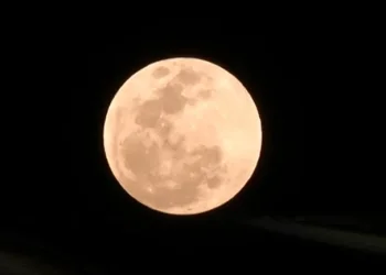 استعدوا لرصد القمر العملاق مساء اليوم في سماء سلطنة عُمان
