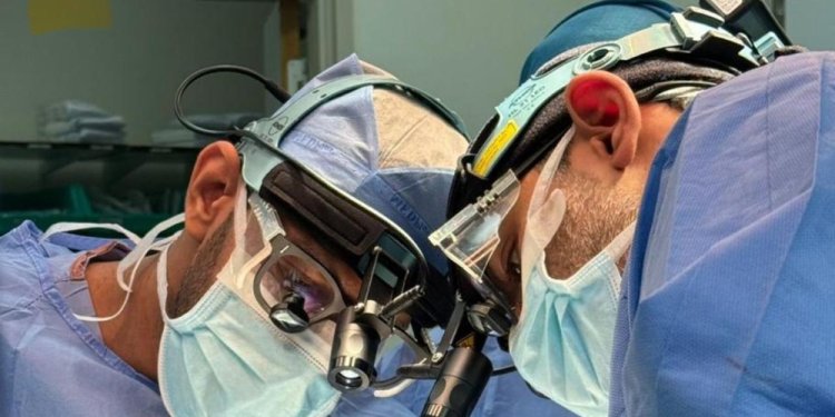 استمرت 6 ساعات: جراحة نادرة معقَدة تعيد الأمل وتنقذ طفلًا من ورمٍ سرطاني شرس