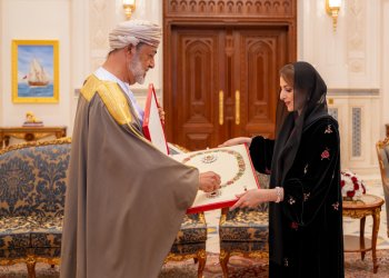 جلالة السُّلطان يمنح السّيدة الجليلة وسام الشرف الأعظم