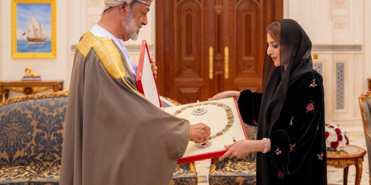 جلالة السُّلطان يمنح السّيدة الجليلة وسام الشرف الأعظم