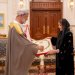 جلالة السُّلطان يمنح السّيدة الجليلة وسام الشرف الأعظم