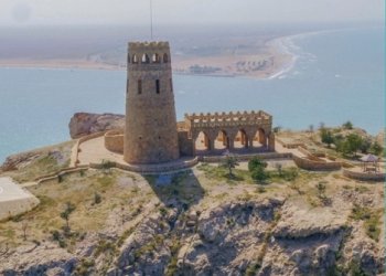 غروب فوق صخرة، وحكاية لا تعرف الوقت: رحلة إلى برج لا يمكن الوصول إليه دائمًا