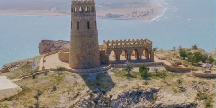 غروب فوق صخرة، وحكاية لا تعرف الوقت: رحلة إلى برج لا يمكن الوصول إليه دائمًا