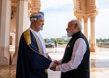 جلالةُ السُّلطان يمنح وسامَ عُمان لدولةِ رئيسِ وزراءِ جمهورية الهند