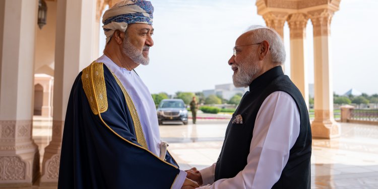 جلالةُ السُّلطان يمنح وسامَ عُمان لدولةِ رئيسِ وزراءِ جمهورية الهند