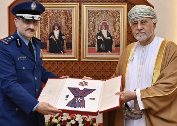 جلالةُ السُّلطان يُنعم بوسام عمان العسكري من الدرجة الثانية لقائد القوات الجوية الملكية السعودية
