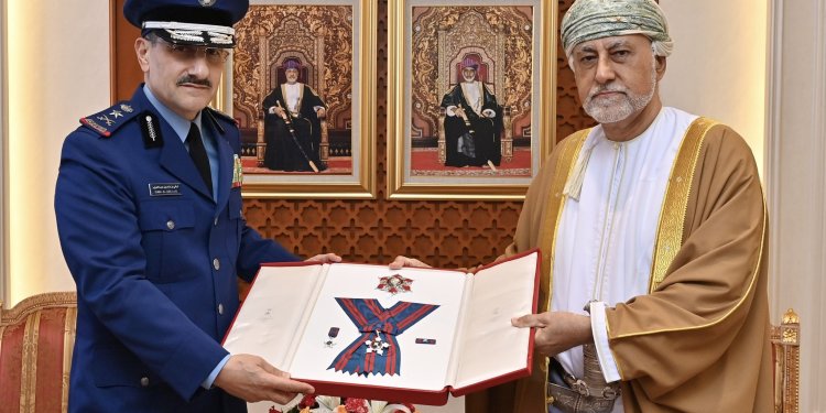 جلالةُ السُّلطان يُنعم بوسام عمان العسكري من الدرجة الثانية لقائد القوات الجوية الملكية السعودية