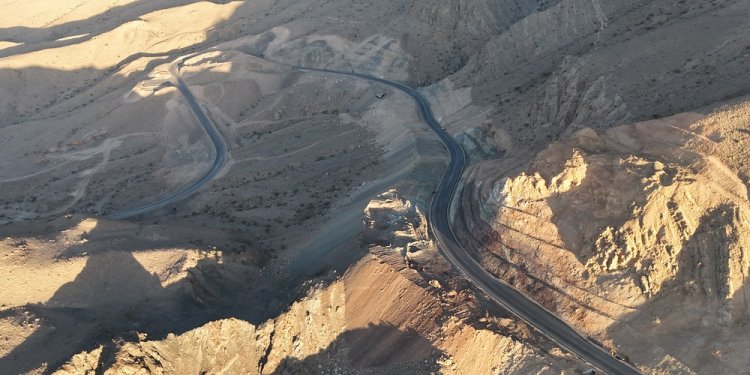 بتكلفة تتجاوز 13 مليون ريال عُماني.. مشروع طريق عقبة وادي بني خالد يصل إلى 50% من الإنجاز