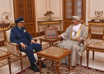 وزير المكتب السلطاني يستقبل قائد القوات الجوية الملكية السعودية
