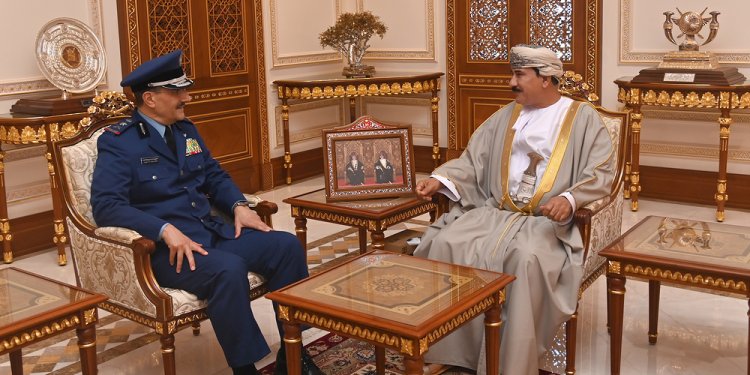 وزير المكتب السلطاني يستقبل قائد القوات الجوية الملكية السعودية