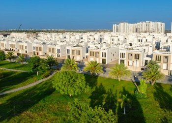 مسقط تتصدّر المحافظات.. أسعار العقارات في سلطنة عُمان ترتفع بنسبة 17.3% في الربع الثالث من هذا العام