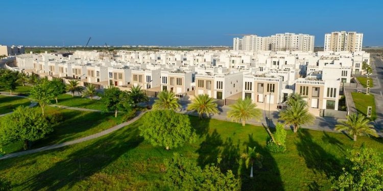 مسقط تتصدّر المحافظات.. أسعار العقارات في سلطنة عُمان ترتفع بنسبة 17.3% في الربع الثالث من هذا العام