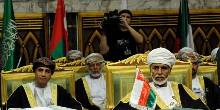 سردٌ تاريخيٌّ قد لا تعرفه: منذ آخر حضور للسلطان الراحل في 2011.. السلطان هيثم يشارك لأول مرة في القمة الخليجية