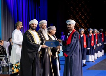الفوج الـ14 يحتفي بالتتويج: جامعة صحار ترفد سوق العمل بـ 1247 خريجًا وخريجة