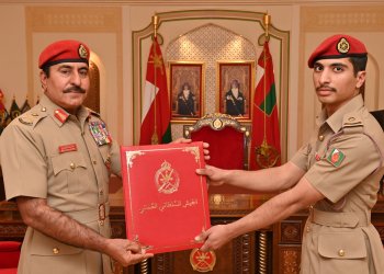 قائد الجيش السلطاني العُماني يُسلّم شهادة البراءة السلطانية لعدد من الضباط