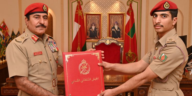 قائد الجيش السلطاني العُماني يُسلّم شهادة البراءة السلطانية لعدد من الضباط