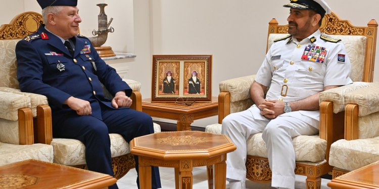 رئيس أركان قوات السُّلطان المسلحة يستقبل مسؤولًا عسكريًّا تركيًّا