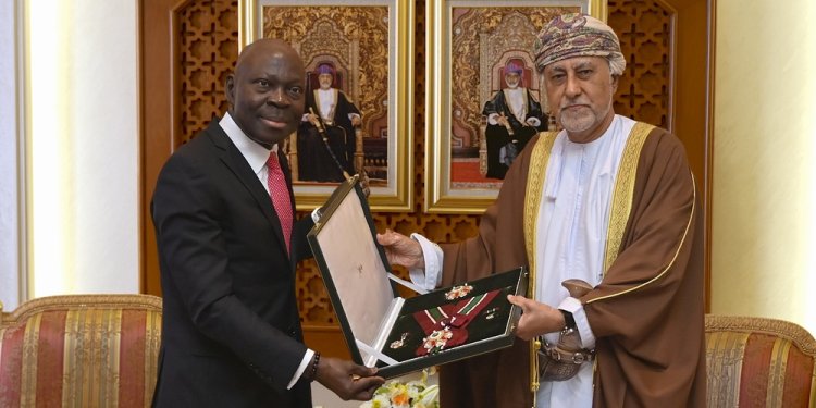 جلالة السُّلطان المعظم يُنعم بوسام (التكريم) لمدير عام منظمة العمل الدولية