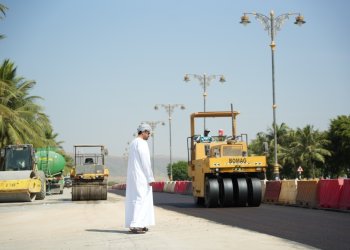 أكثر من 1.8 مليون ريال عُماني لمشروعات صيانة وتأهيل الطرق الداخلية بمحافظة ظفار