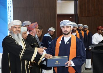 جامعة صحار تحتفل بتخريج 954 خريجًا وخريجة من برنامج التأهيل التربوي