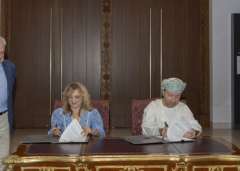 اتفاقية عُمانية بلجيكية لتنظيم معرض فني دولي بعنوان “عجائب العالم”