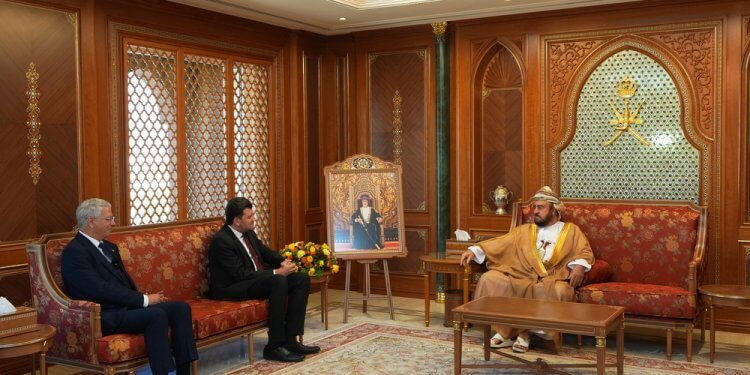 سمو السيد أسعد يستعرض مع مسؤولٍ جزائري آفاق التعاون الزراعي والغذائي بين البلدين